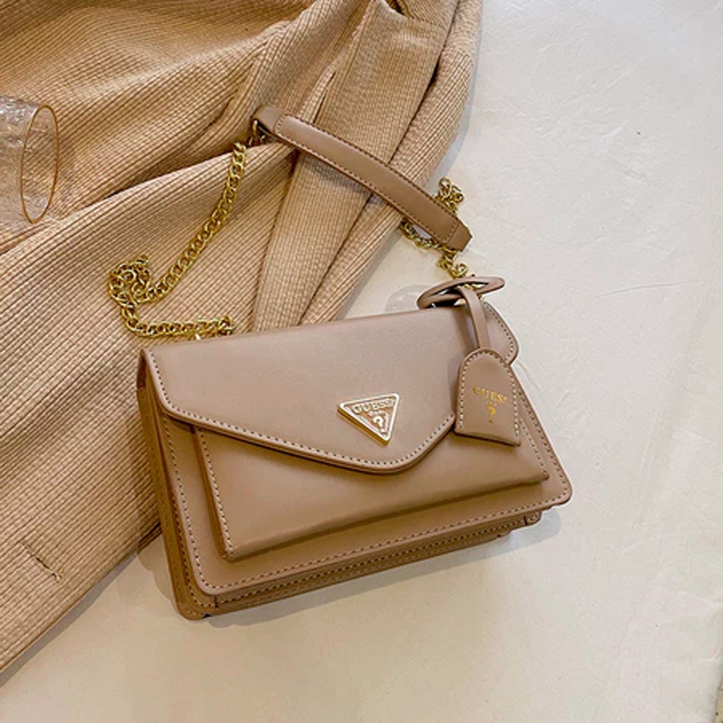 Bolso Guess sobre bandolera