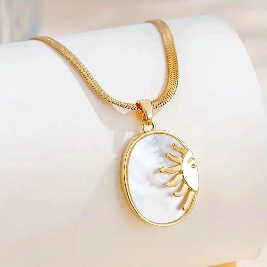 Collar con Colgante de Sol 