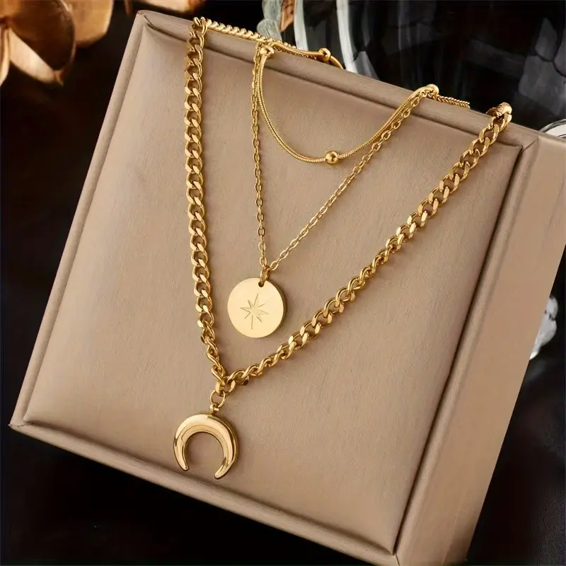 Collar de Cadena Multicapa Dorado con Diseño de Estrella y Luna