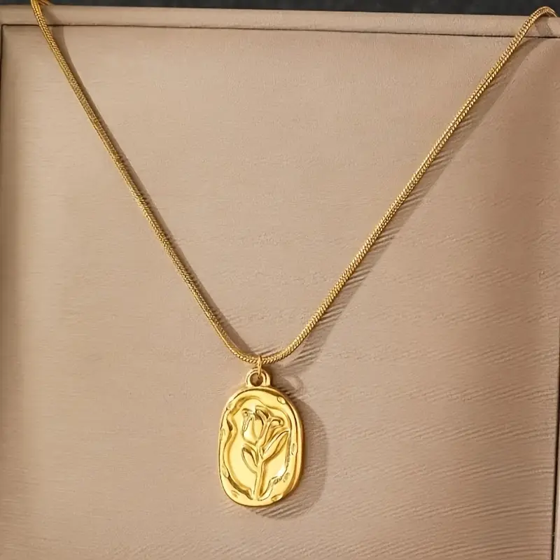 Collar rosa asimetrico