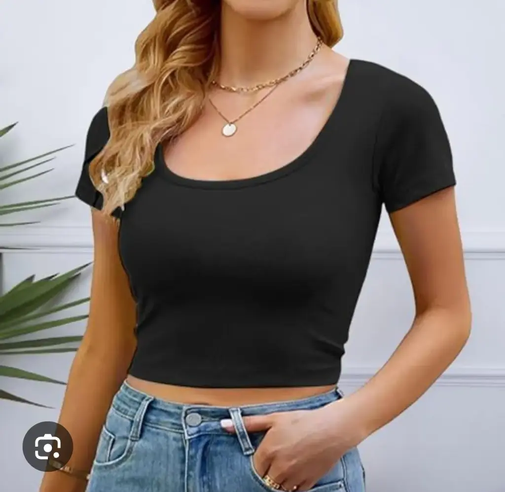 Blusa cuello cuadrado negra corta 