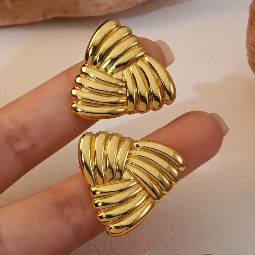 Par de Elegantes Aretes Diseño de Triángulo Plegado de Franjas