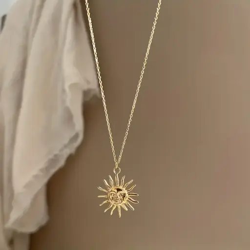 Collar con Colgante de Sol de Acero 