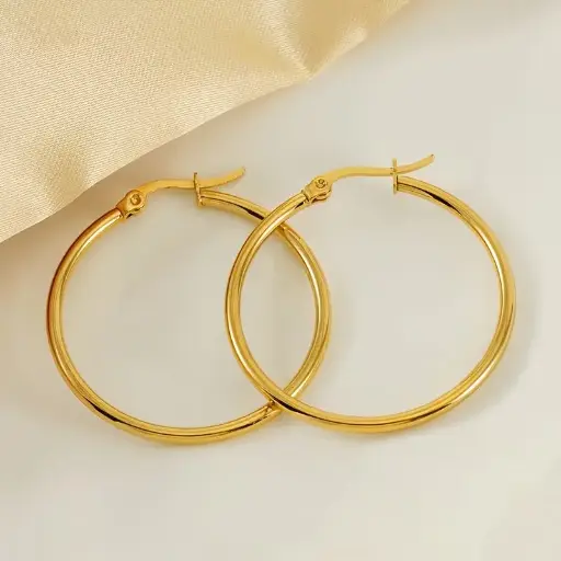 Aretes clásicos de aro dorado