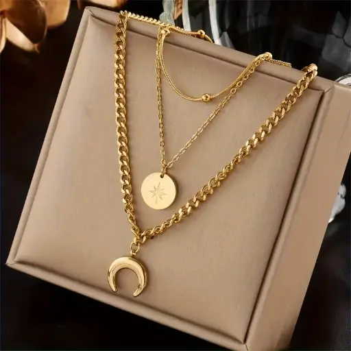 Collar de Cadena Multicapa Dorado con Diseño de Estrella y Luna