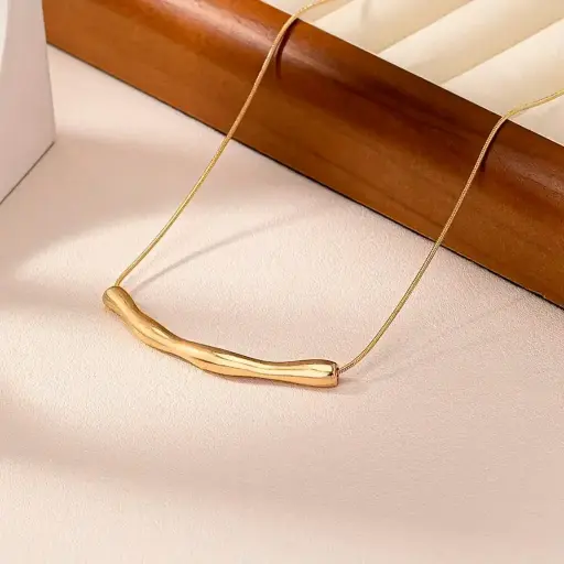 Collar con barra curva