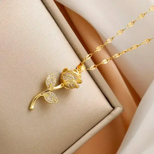 Collar con Colgante de Rosa